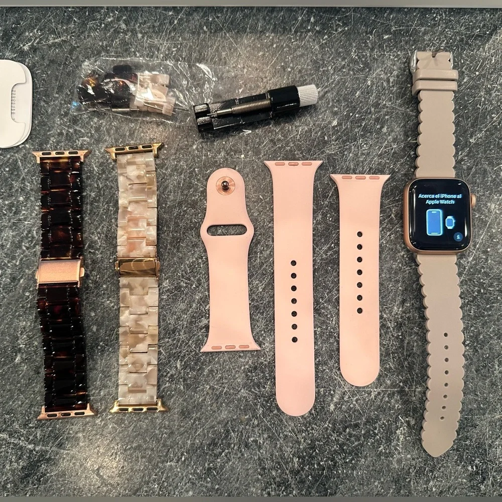 EUC Apple Watch Series 4; 40mm Gold Aluminum Pink Sand Sport Band - Picture 7 of 10